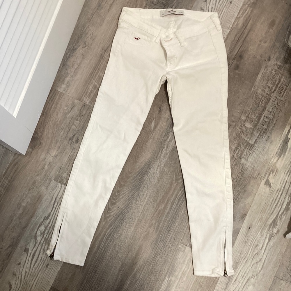 White Hollister skinny jeans with ankle zipper